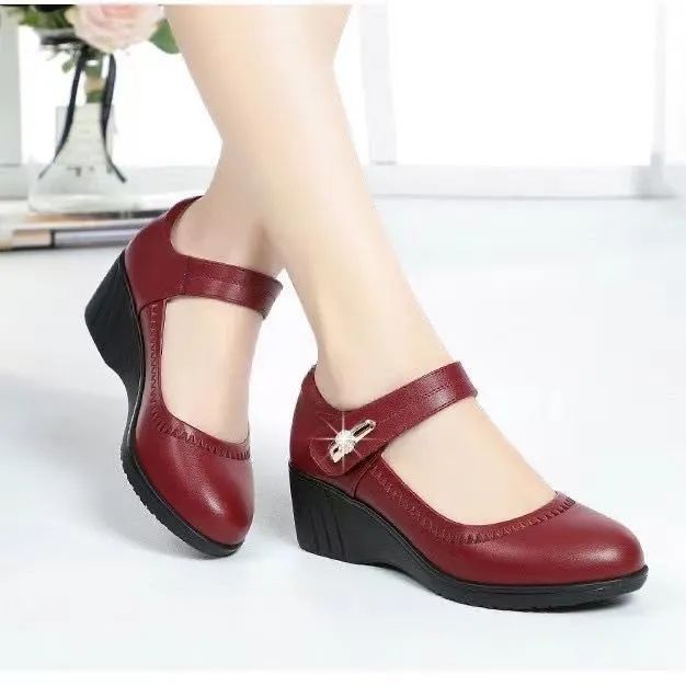 Soft leather shoes with a heel and a soft, non-slip sole, ideal for mum.